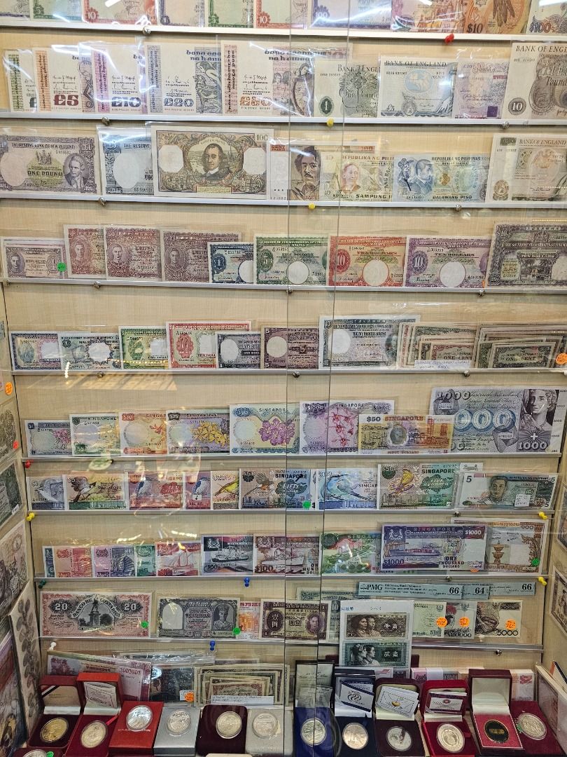 Peninsula Plaza Singapore - Numismatics and Collectible Centre old Sg notes