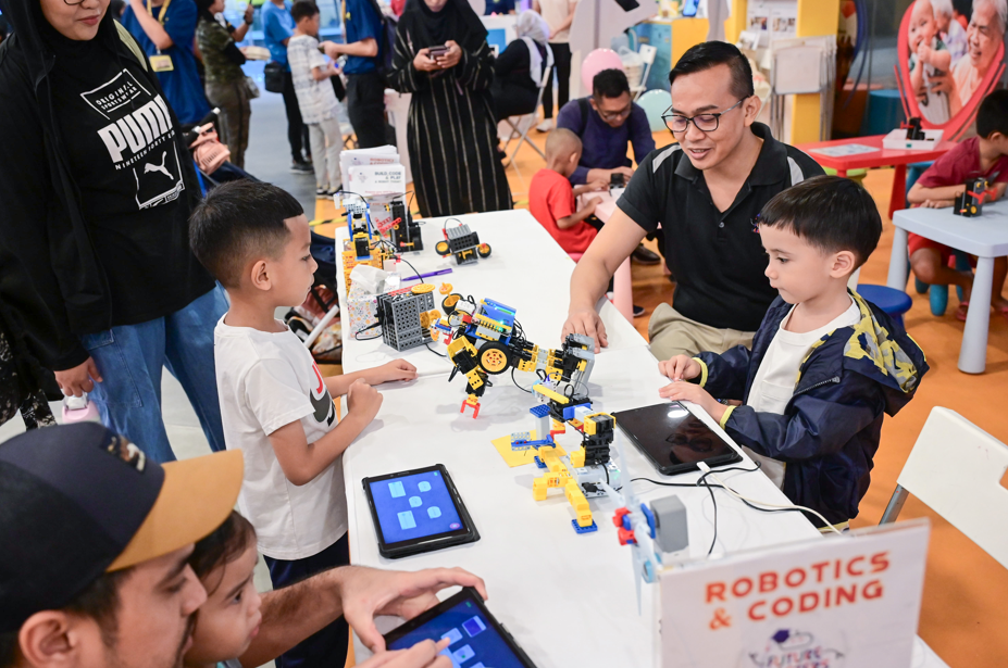 Raikan Ilmu@Heartlands 2024 - Future Masters Academy robot coding booth