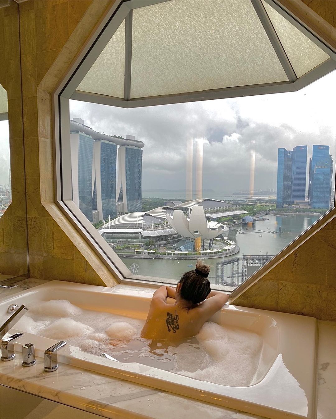 best hotels singapore for fireworks - ritz-carlton millenia bathroom window