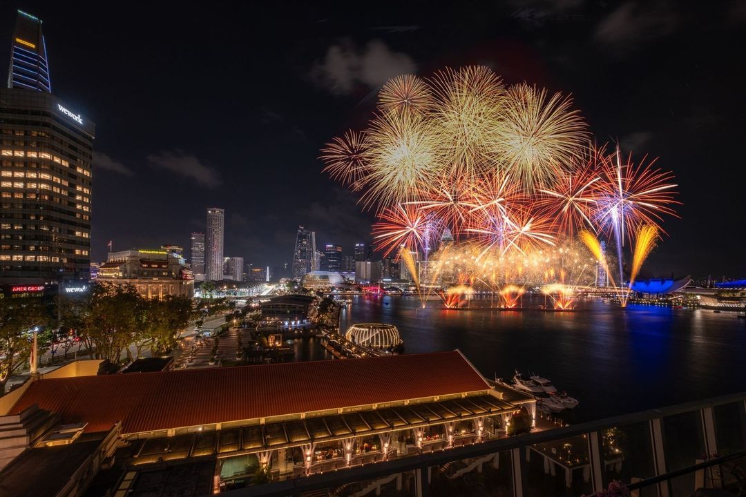 best hotels singapore for fireworks - The Fullerton Hotel parade view
