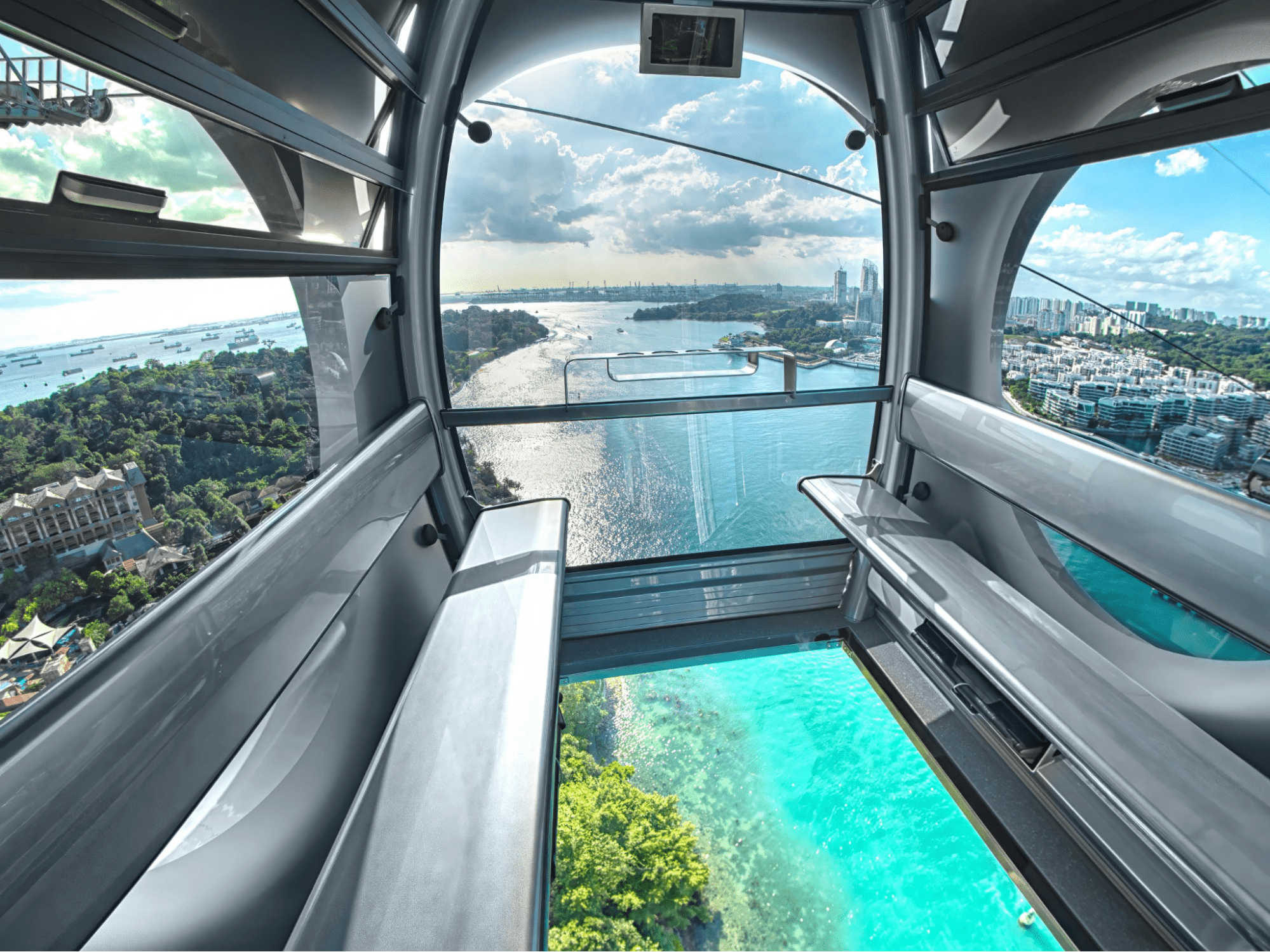 singapore cable car - skyorb cabin