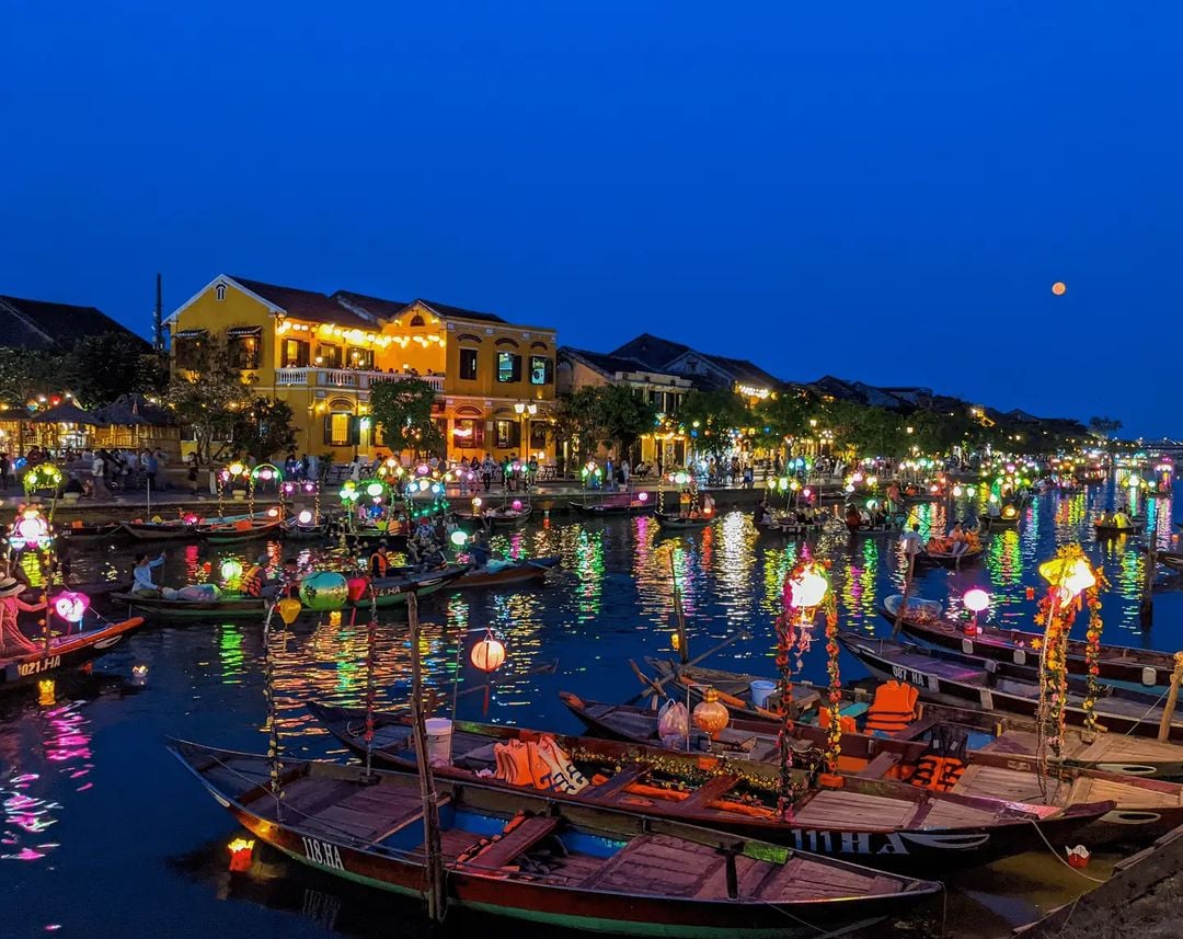 Short flights from Singapore - Hoi An boats