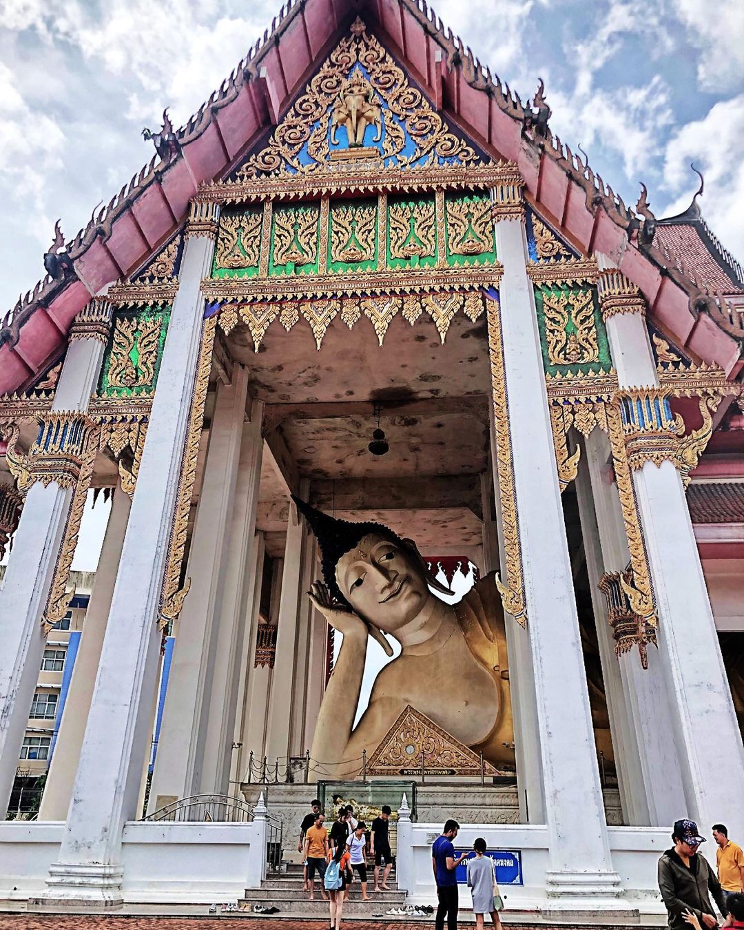 Reclining Buddha statue at Wat Hat Yai Nai temple 