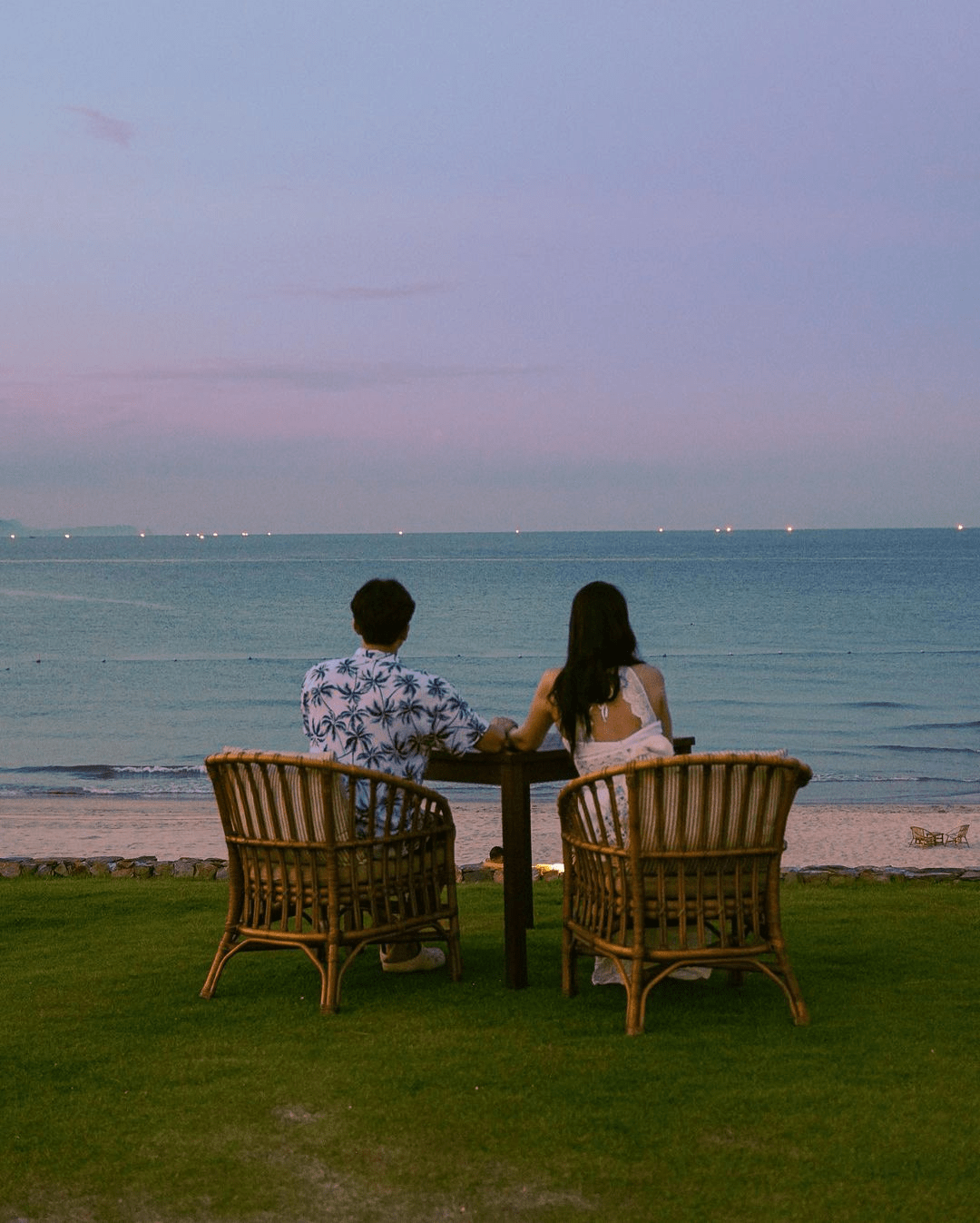 babymoon resort dinner by the beach