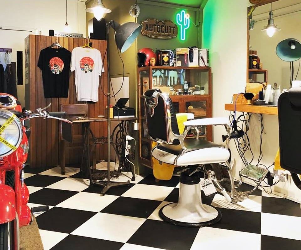 gentlemen's barbershop singapore - Autocutt Barbershop interior