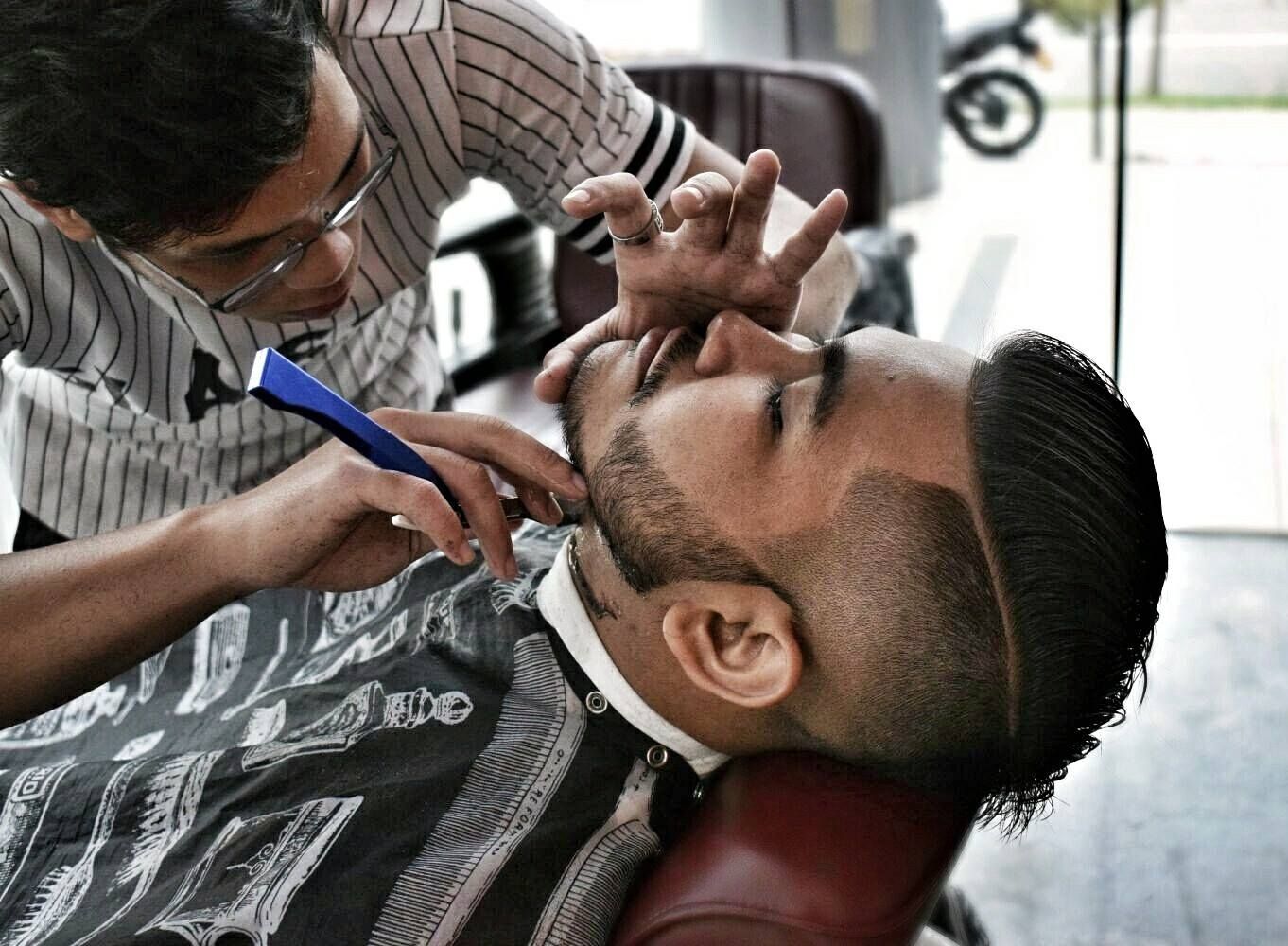 gentlemen's barbershop singapore - Hombre Barberblade beard trim