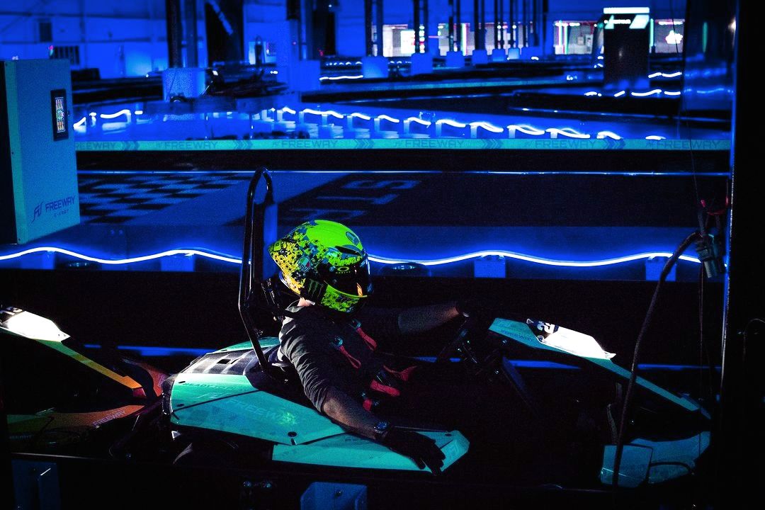 Freeway E-Kart KL - Neon night race mode 