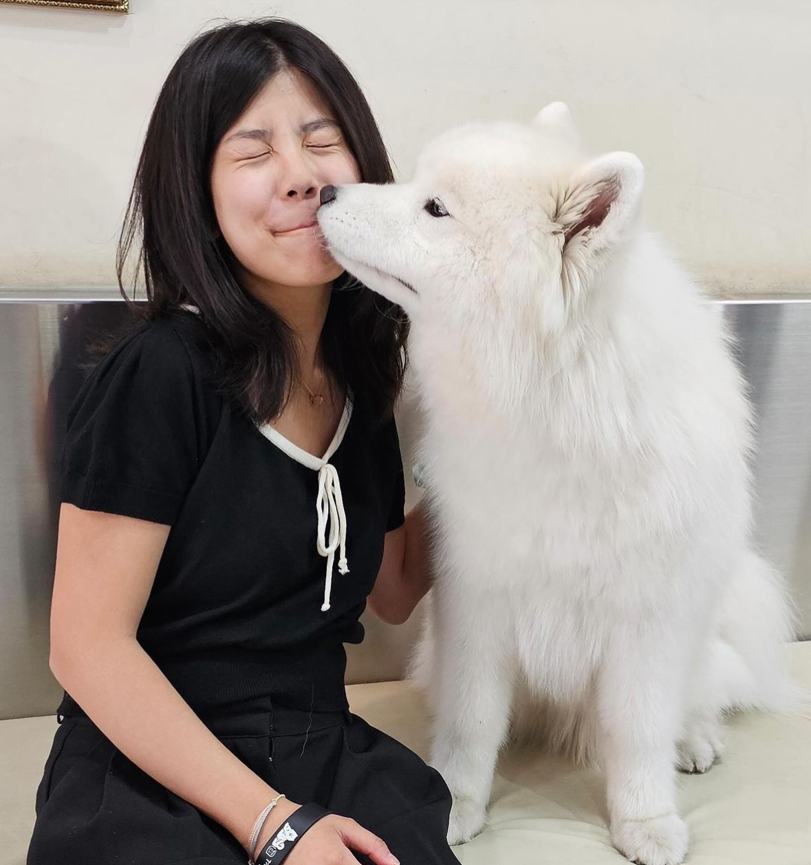 Winters Village Samoyed Cafe dog kisses