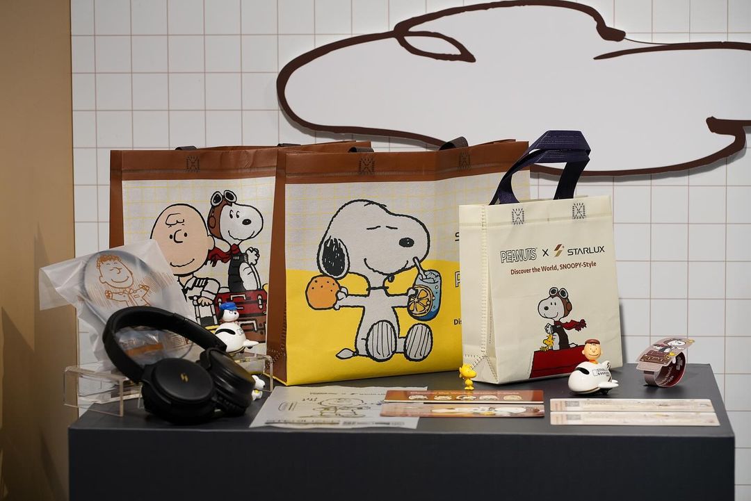 starlux snoopy flights tote bag