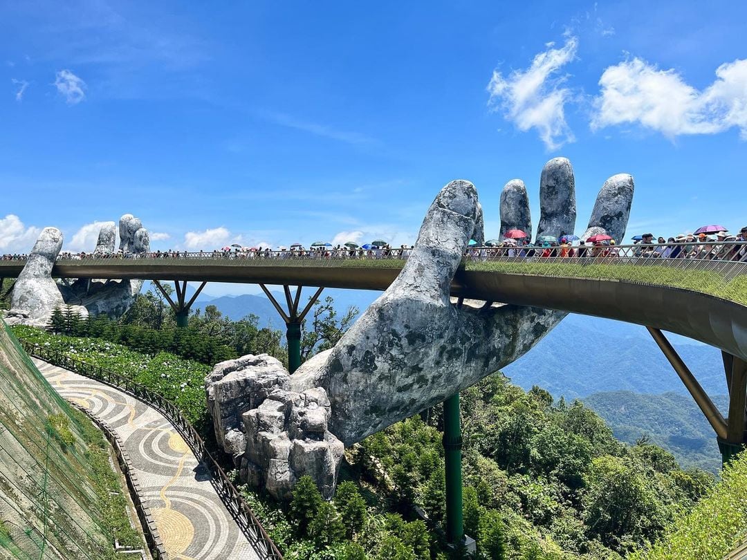 Da Nang - golden bridge