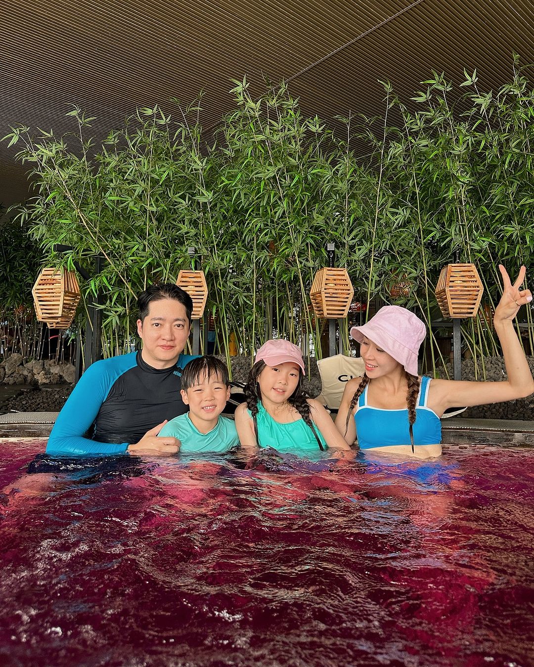 Family enjoying a hot spring at CLUBD OASIS