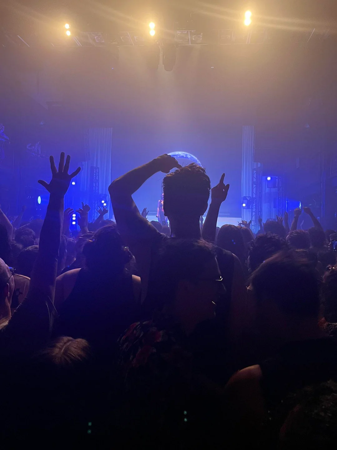 tall guy in Singapore - seeing past the crowd at concerts 