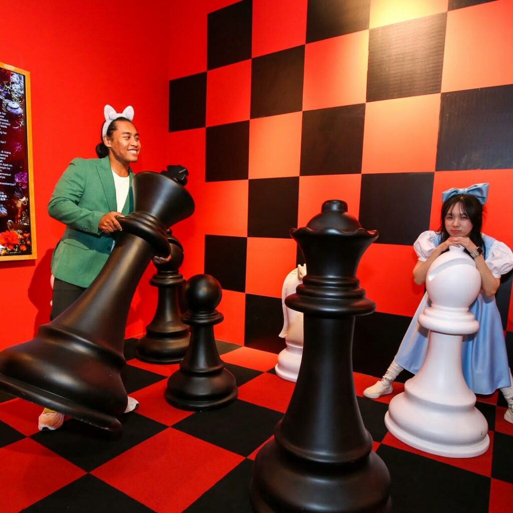 Alice Saves Wonderland - chess pieces