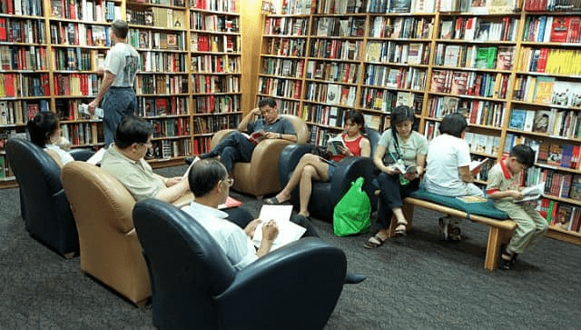 Reading area in Borders - Meet up spots in Singapore