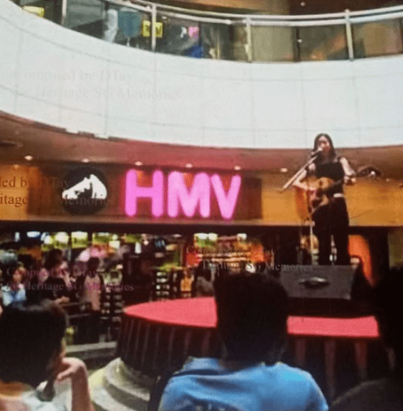 Singer performing outside HMV - Meet up spots in Singapore