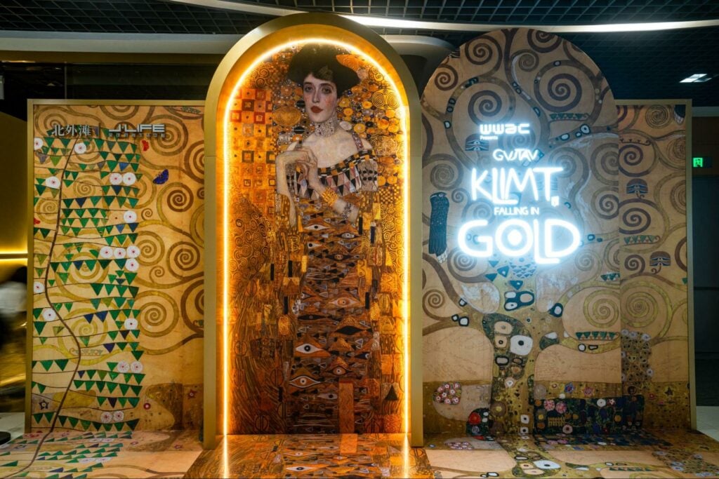 Gustav Klimt Falling in Gold - entrance painting