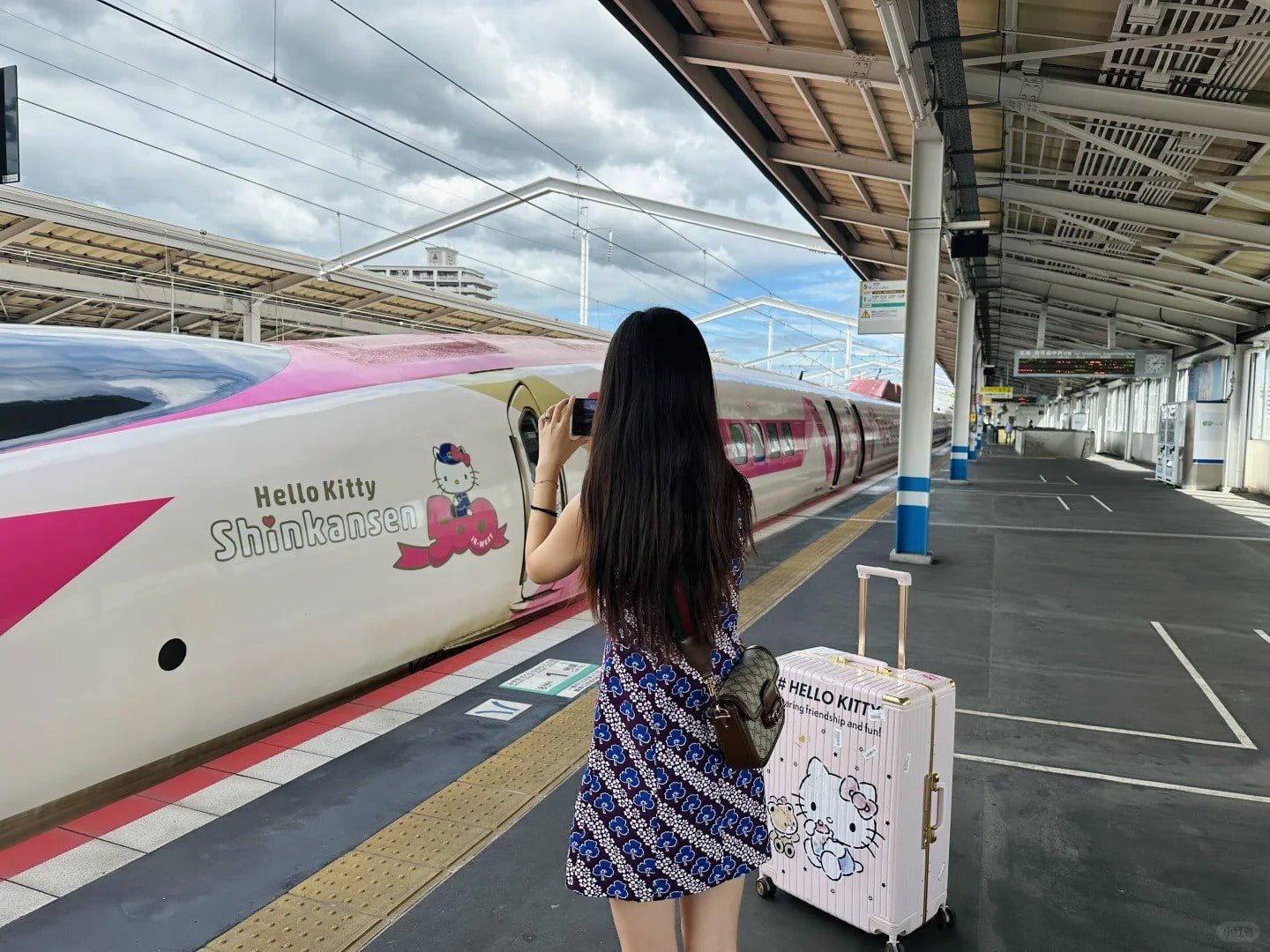 hello kitty shinkansen train exterior