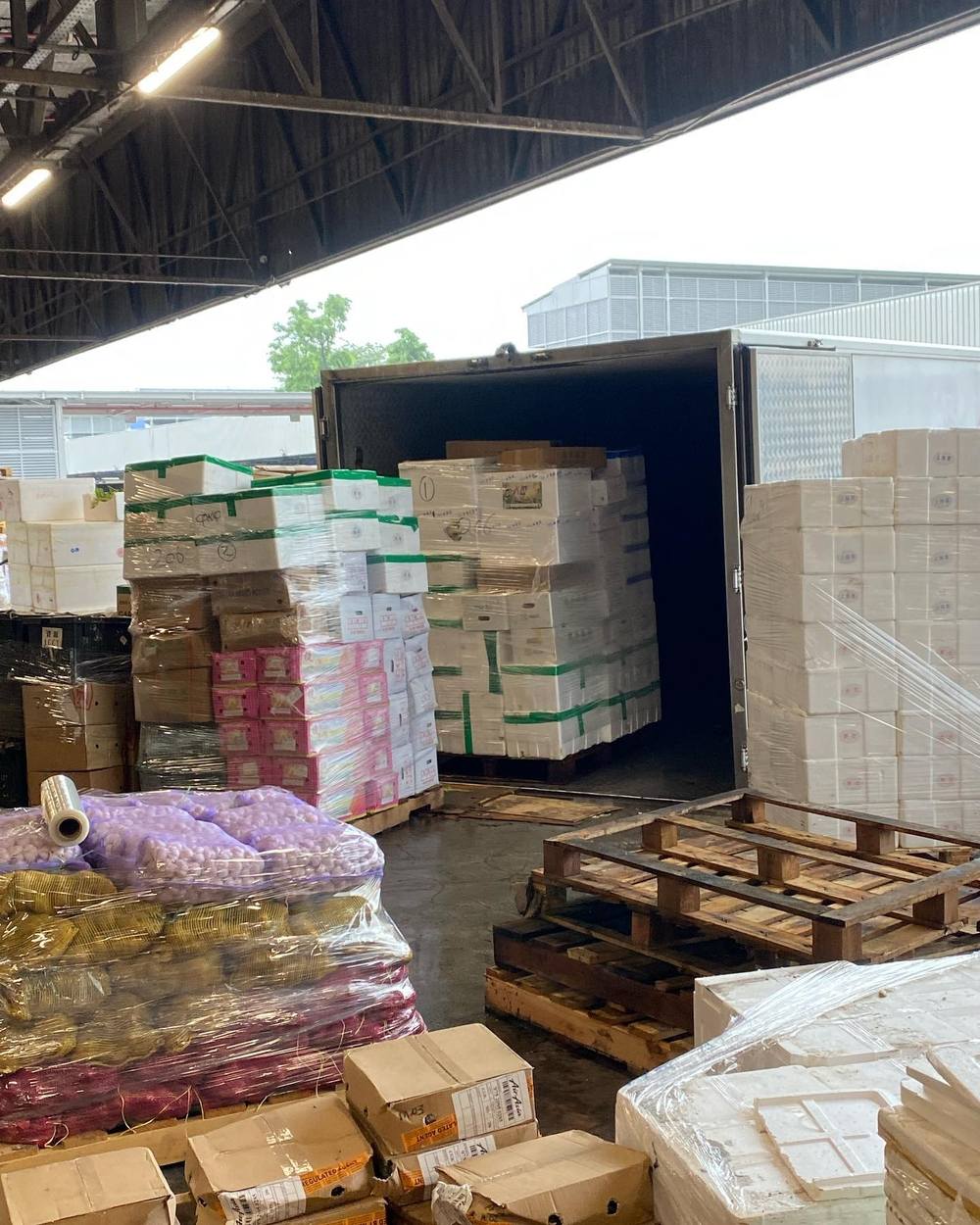 pasir panjang wholesale centre - unloading