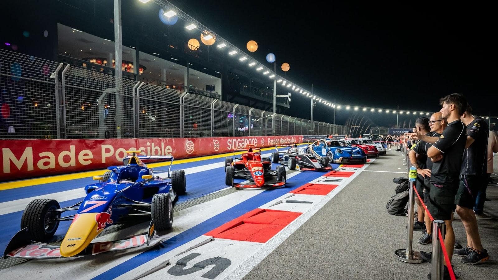 F1 Thursday Pit Lane Experience - pit lane