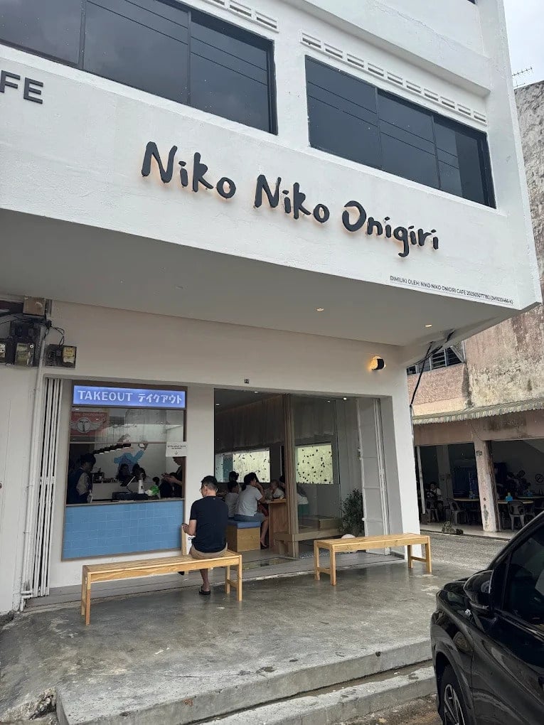 Niko Niko Onigiri cafe exterior