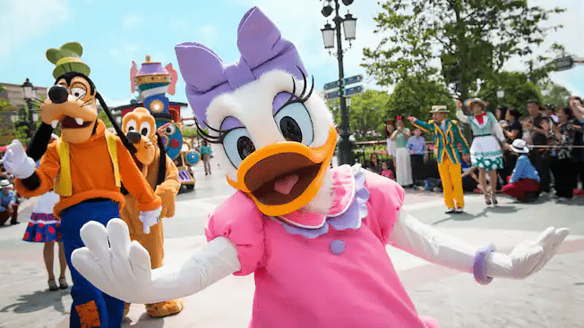 Daisy smiling to the camera for Mickey's Storybook Express