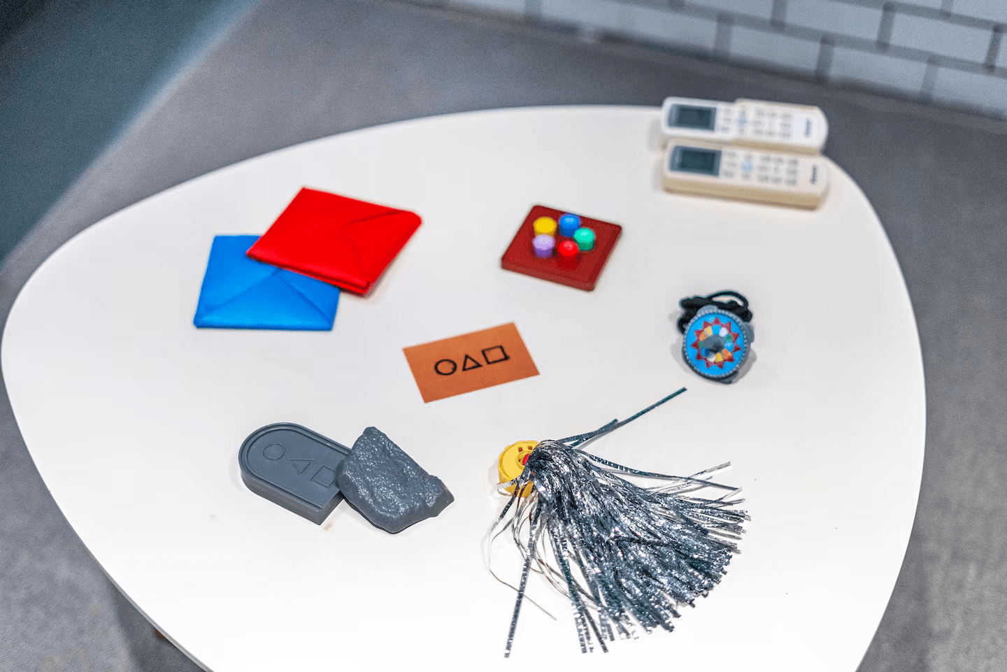 Squid Game Airbnb - mini playable game props like from the show