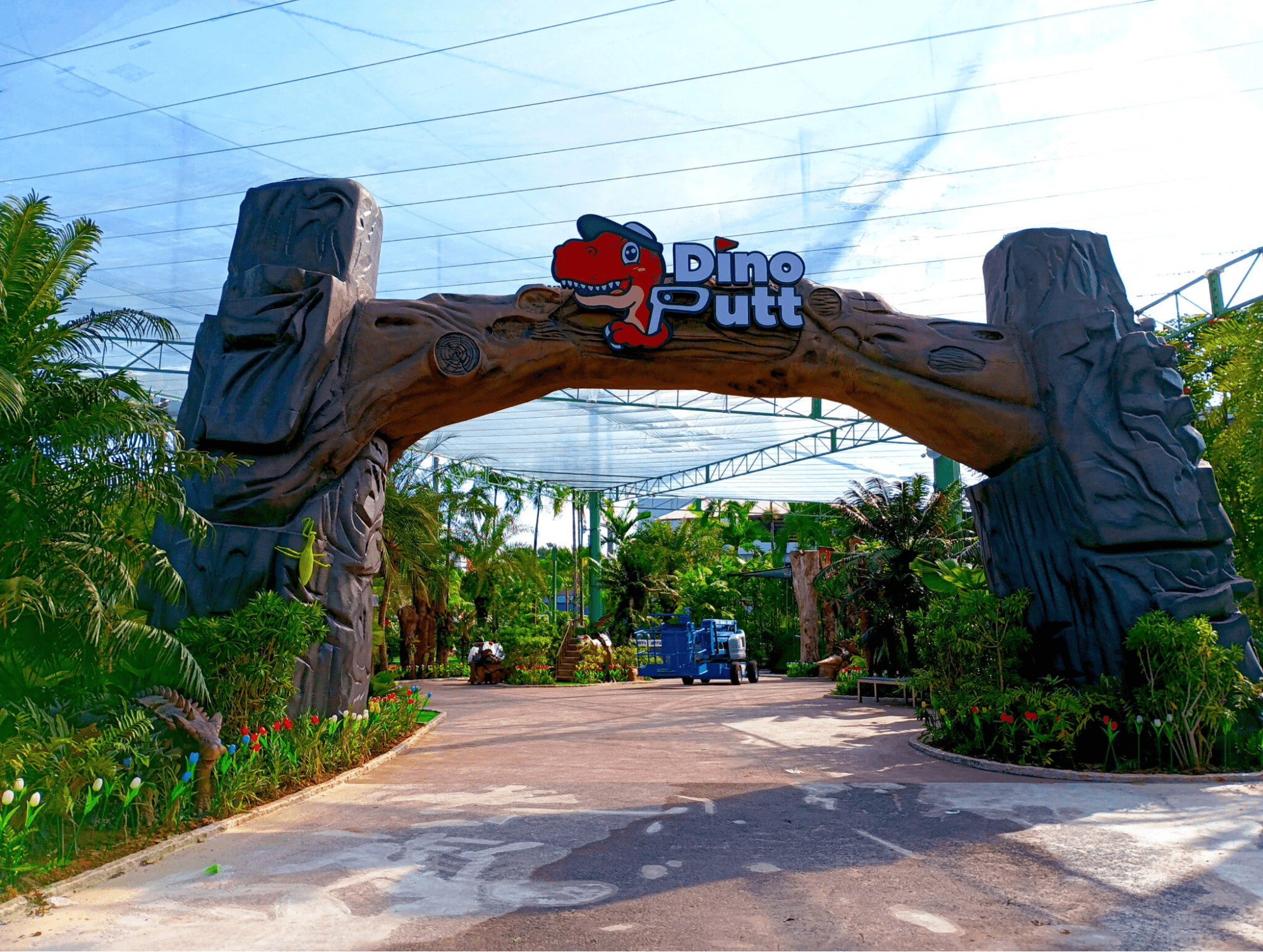 entrance to dino putt 