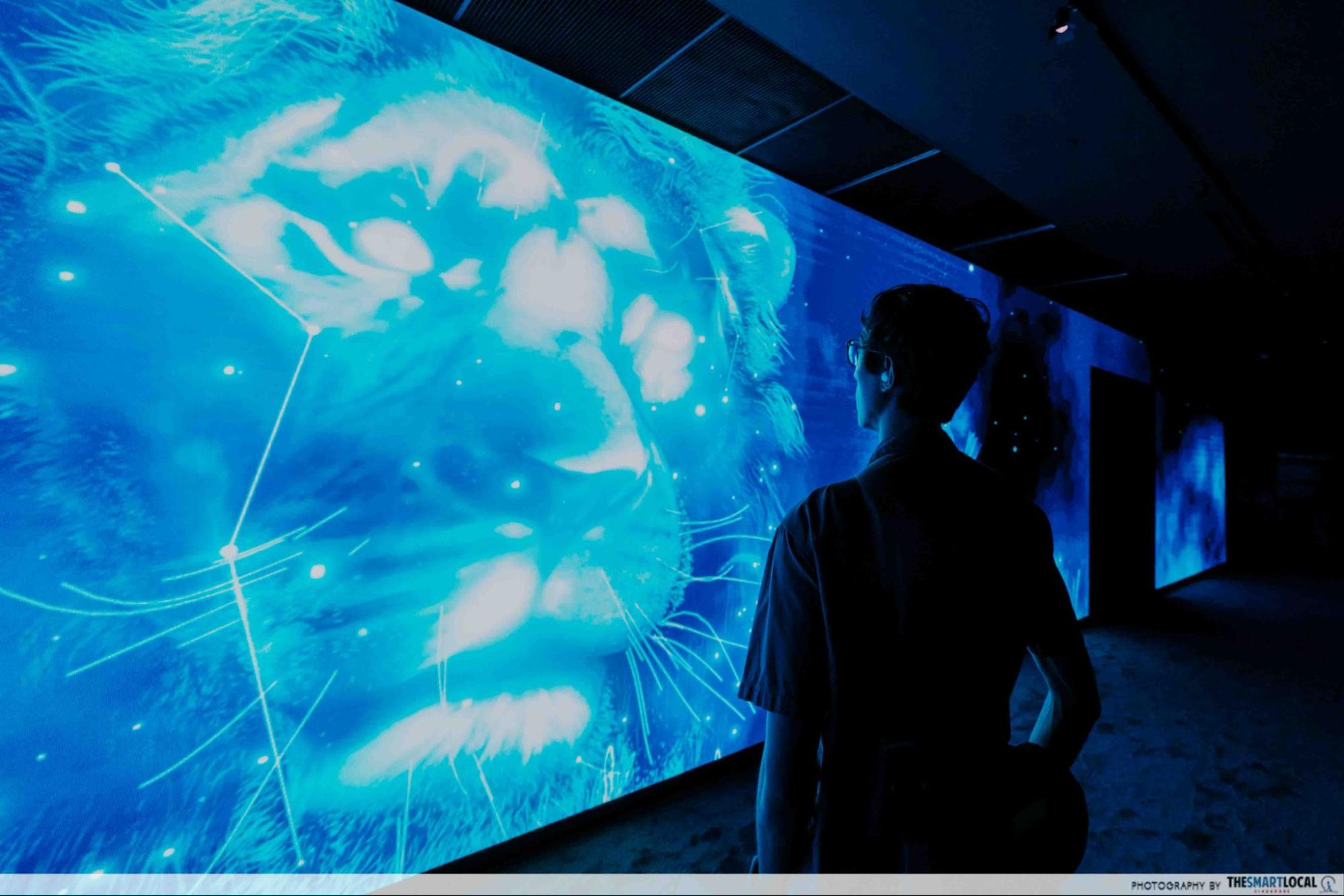 singapore odyssea - lion on screen 