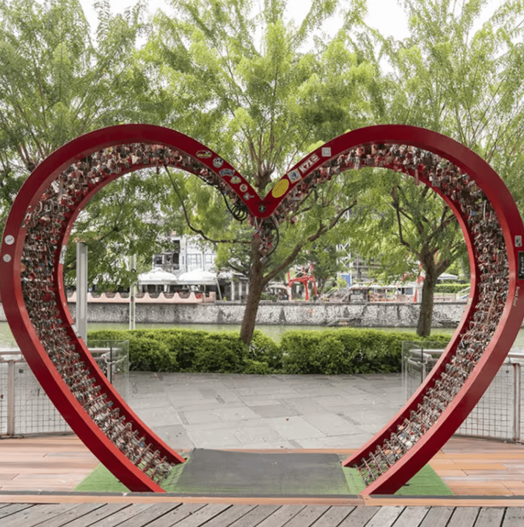 MONOPOLY HIDDEN Singapore - Heart-shape railing at Clarke Quay