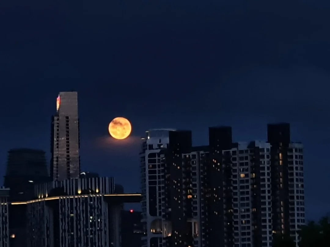 Supermoon in Singapore near HDB flats
