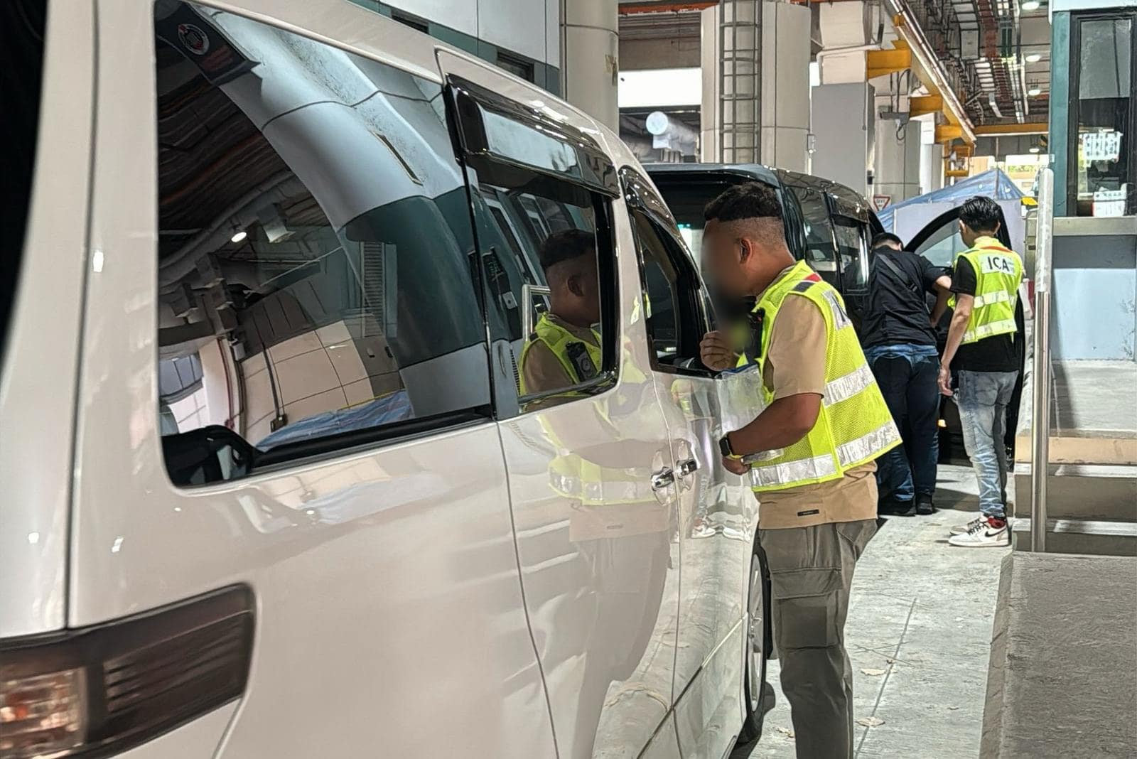 Unlicensed taxi drivers being stopped at ICA JB checkpoint