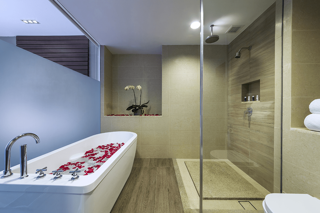 hotels with bathtubs - Furama Riverfront Hotel bathroom