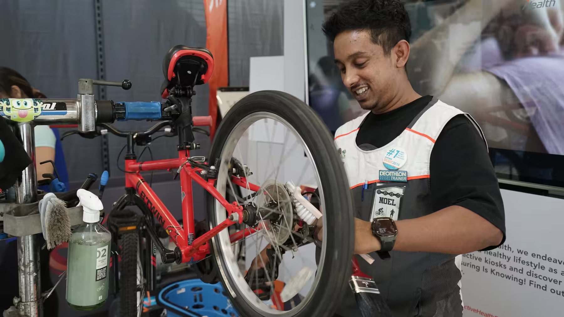 Quality checking a bicycle for BuyBack at the Decathlon Circular Bazaar