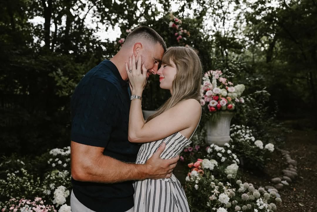 Halloween costumes - Taylor Swift and Travis Kelce's engagement