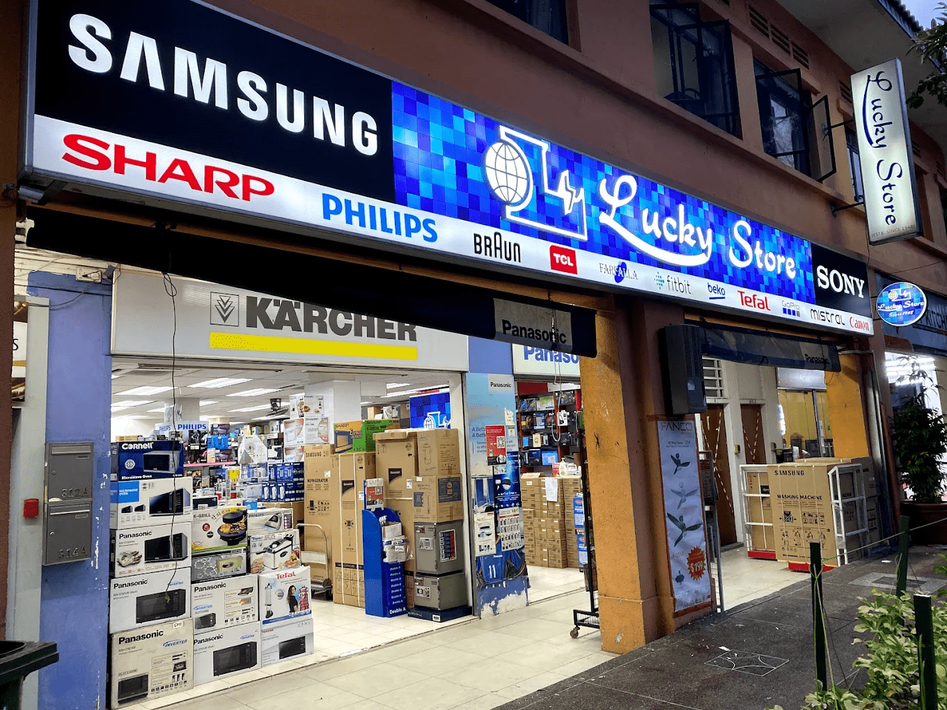 Lucky Store storefront