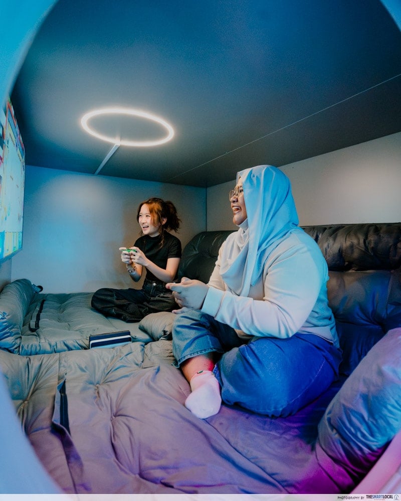 ME Cafe & Games in Chinatown - Console Pod