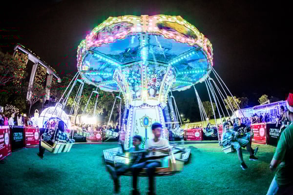 christmas wonderland - giant swing