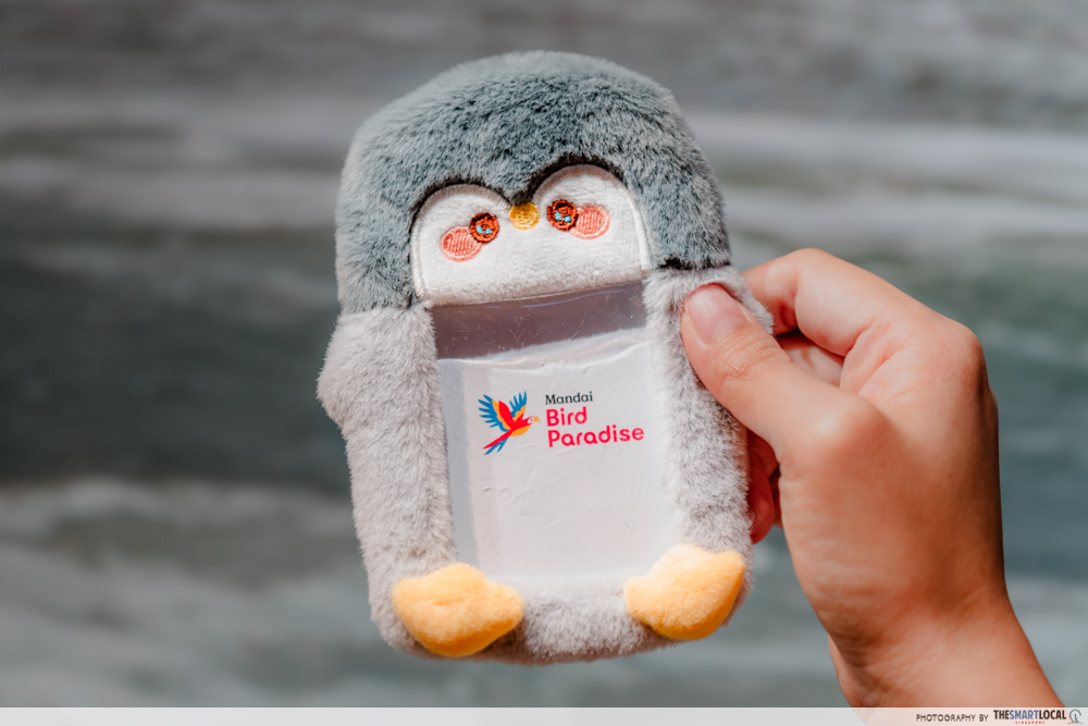 mandai festive wild-erland - penguin card holder