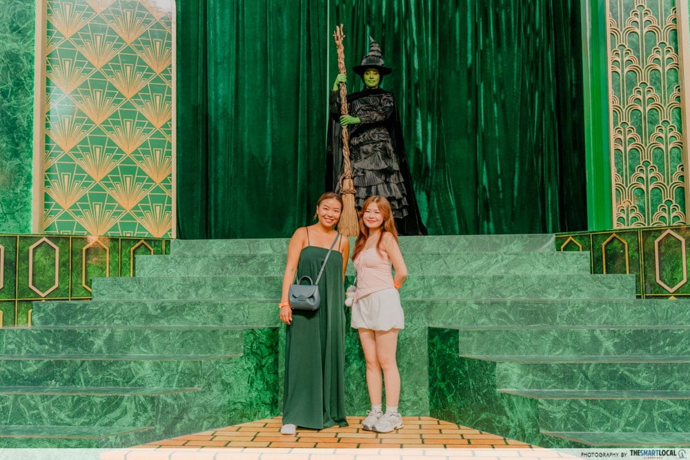 wicked sentosa - elphaba meet and greet