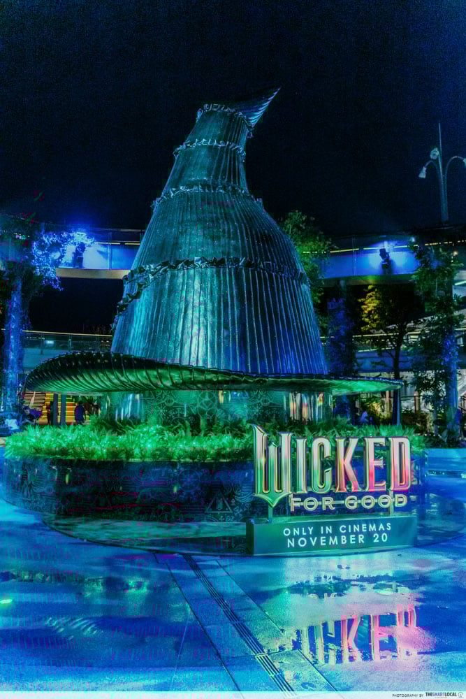wicked sentosa - elphaba's hat