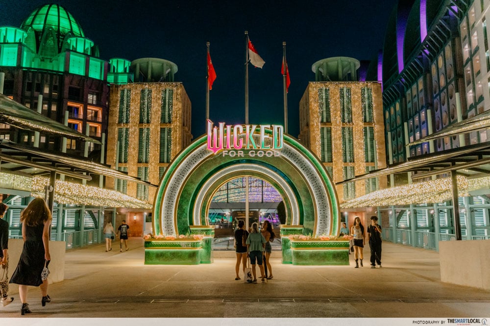 wicked sentosa - emerald city gates