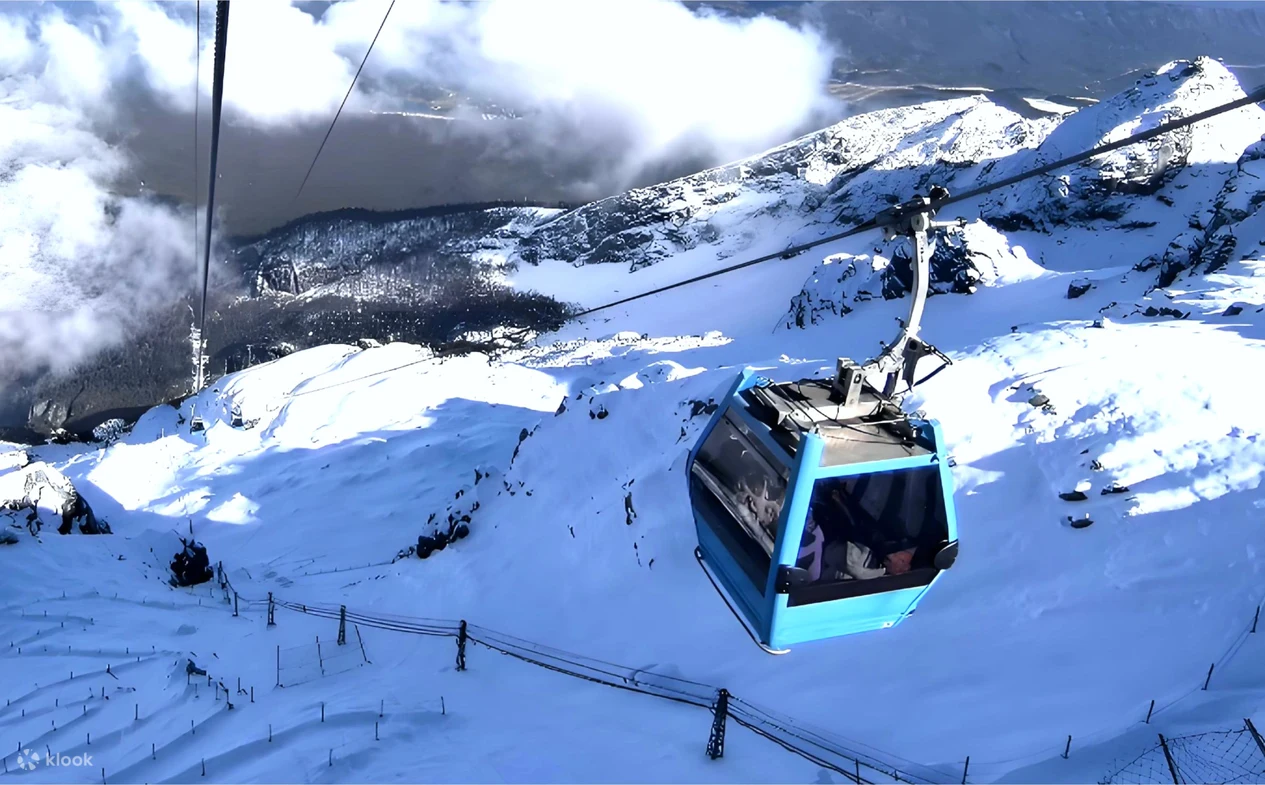 winter destinations china - Yulong mountain cable car