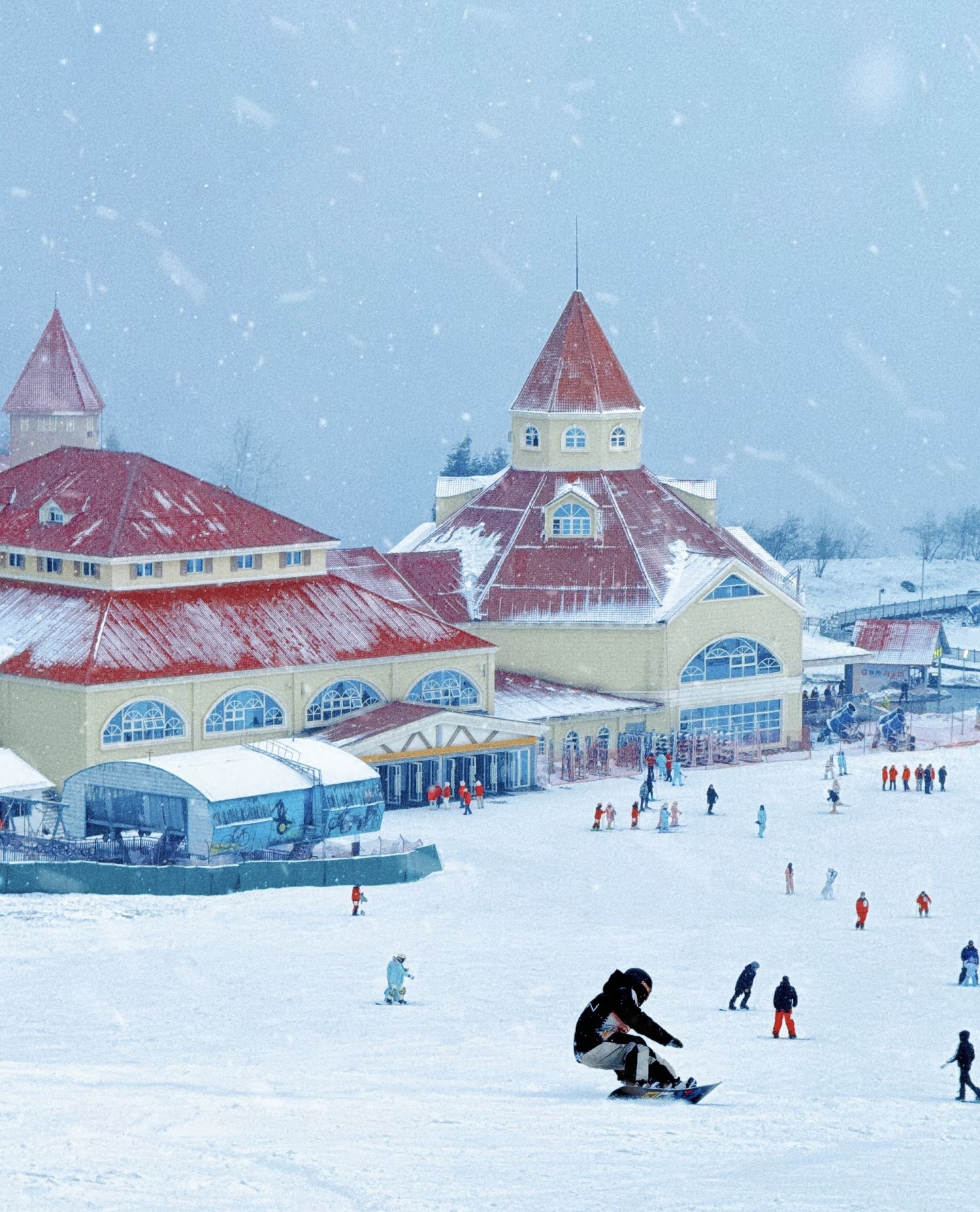 Xiling Snow Mountain skiing