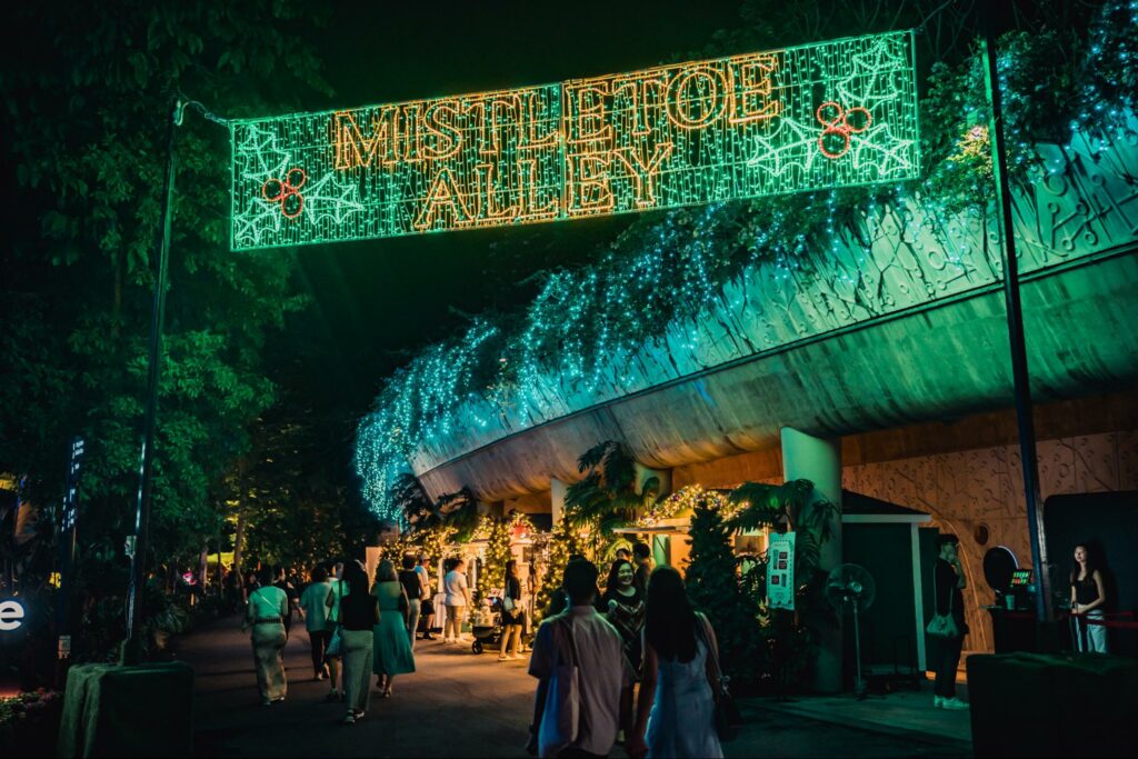 13-Christmas-Markets-In-Singapore-To-Visit-In-2025-mistletoe-alley-xmas-wonderalnd-1024x683.jpg