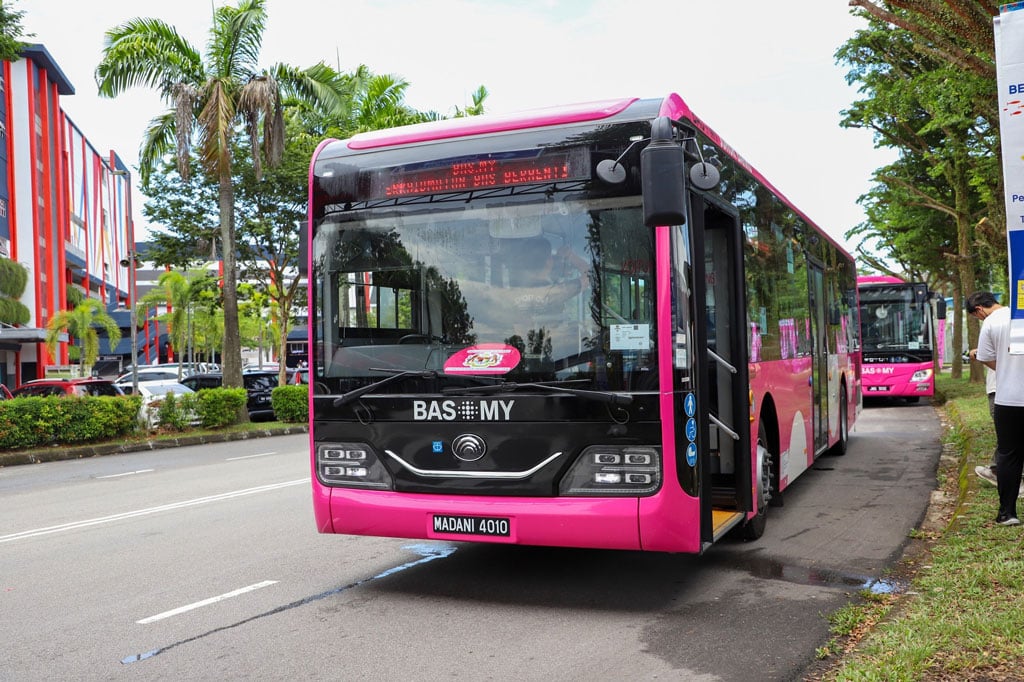 bas.my johor bahru public transport pink buses
