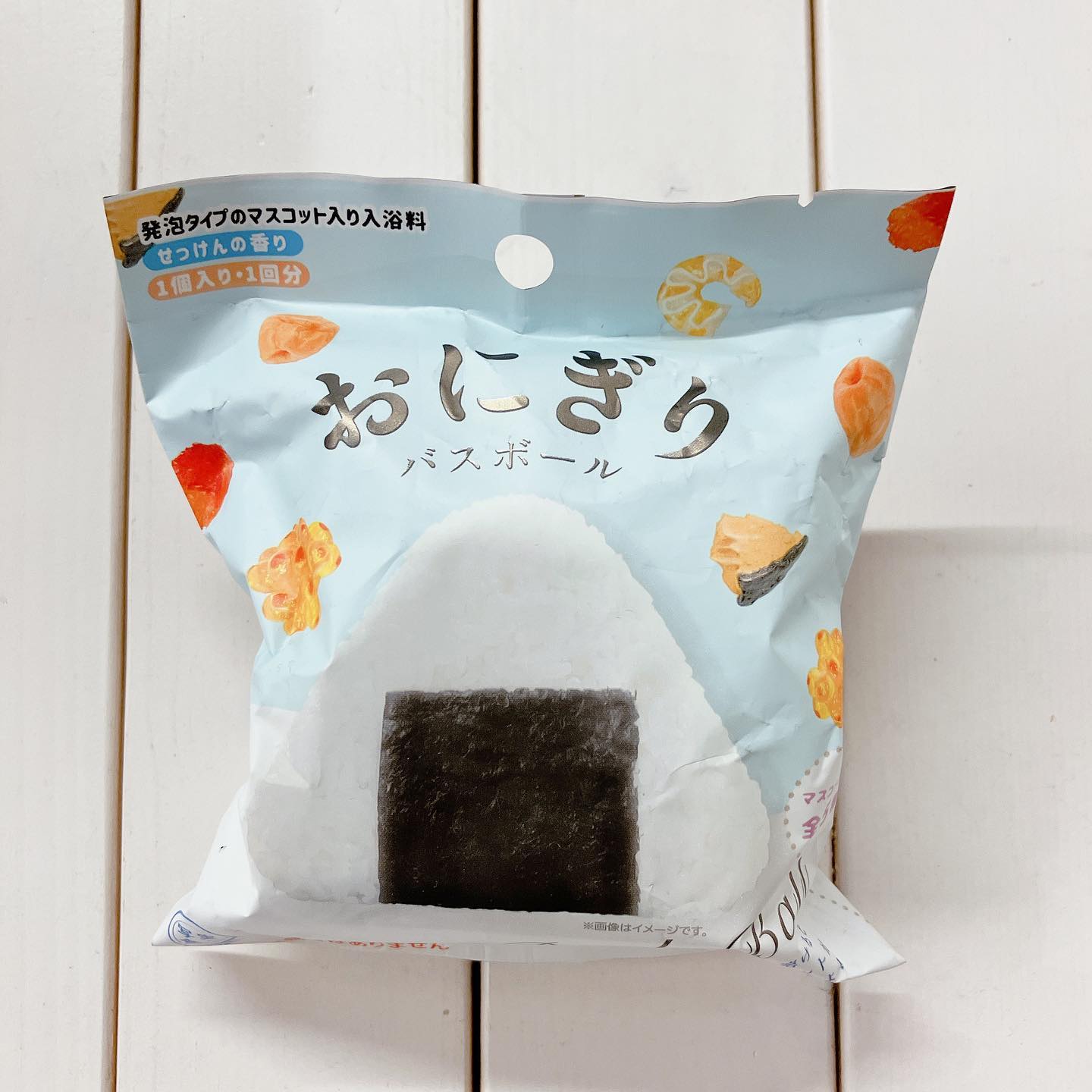 daiso japan - onigiri bath bomb