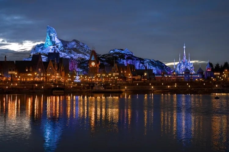 disneyland paris world of frozen - night
