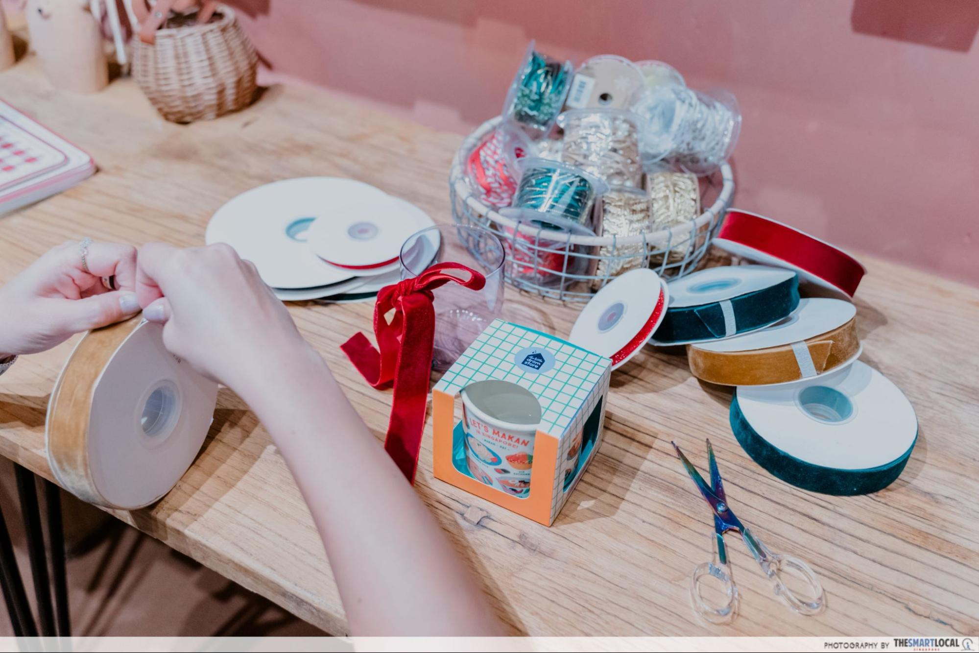 millenia walk christmas - gift station