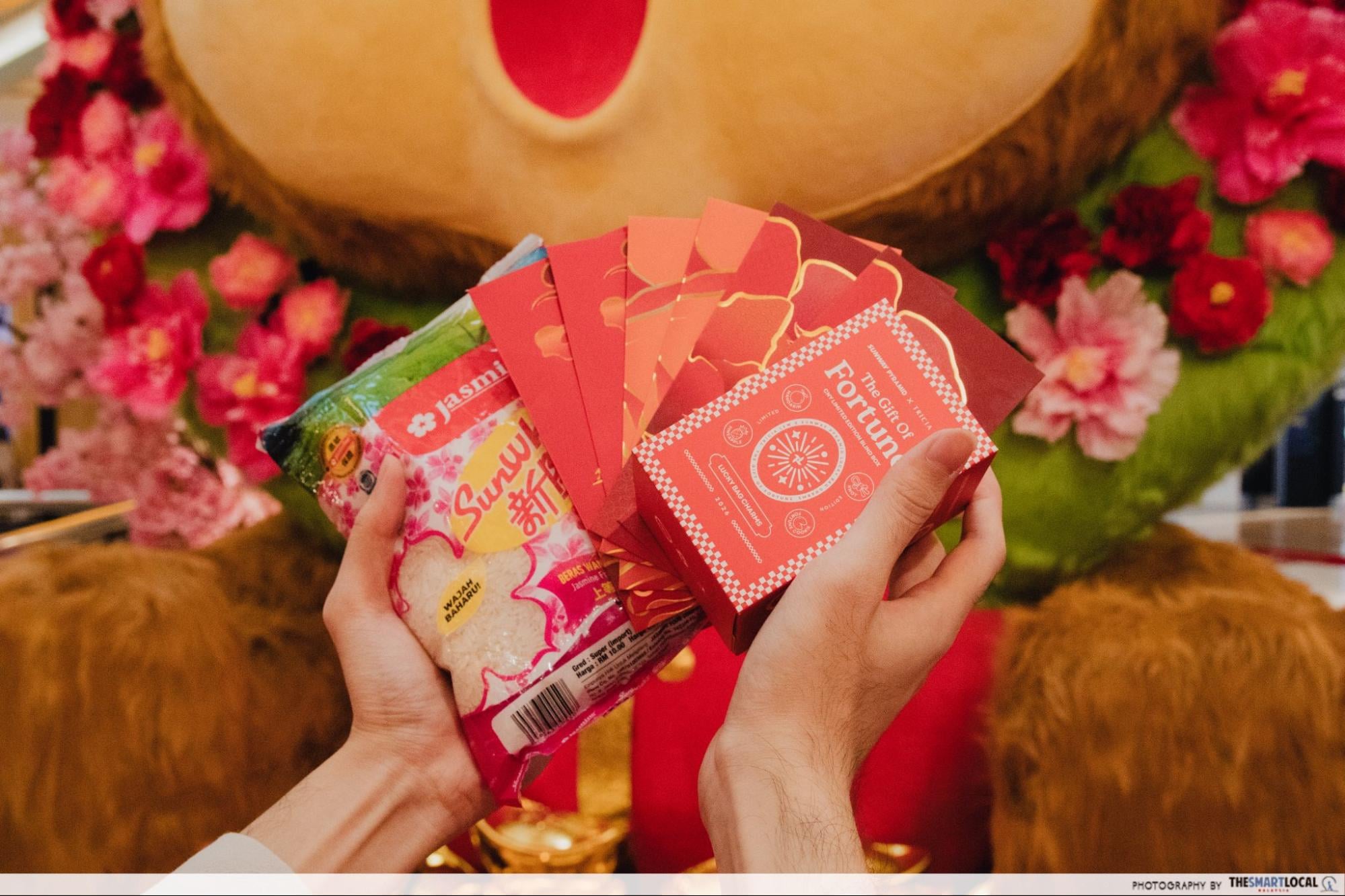 Angpao red packets modern cny outfits
