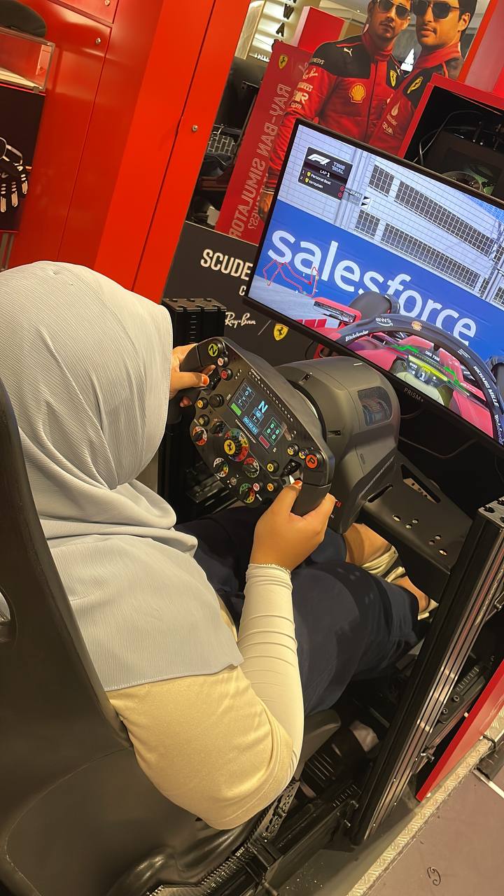 'Arifah failing at the F1 racing simulator